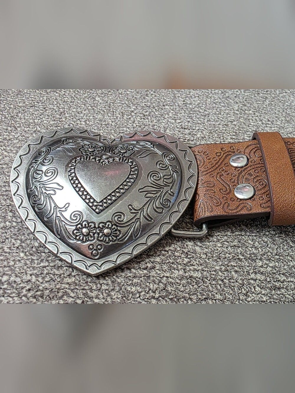 Heart Shaped Floral Metal Belt Buckle With Brown Belt